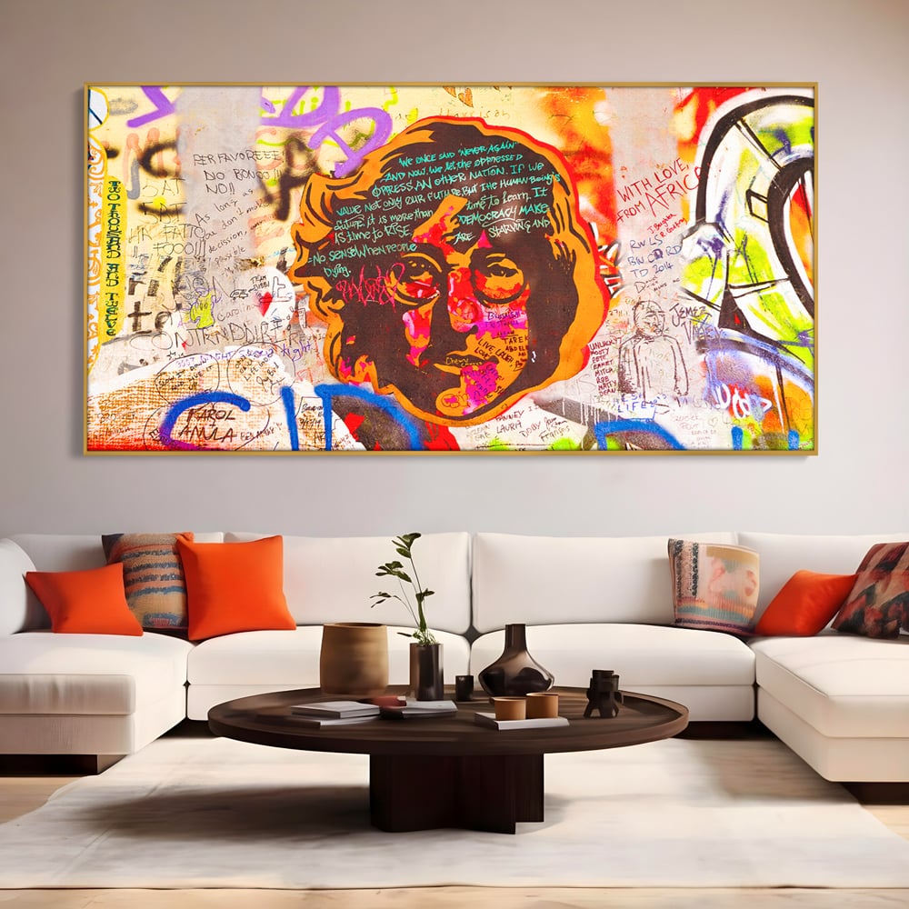 Tablou canvas cu tablou canvas cu john lennon si graffiti, in rama de aluminiu auriu, pe perete intr-un living